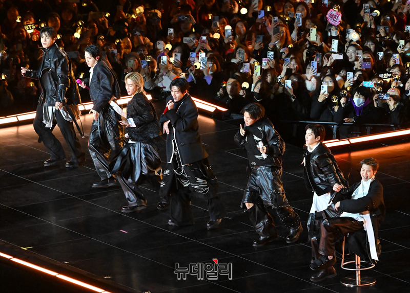▲ 3년 9개월 만에 완전체로 복귀한 방탄소년단(BTS)의 'BTS 컴백 라이브: ARIRANG' 공연이 지난달 21일 서울 광화문광장 일대에서 펼쳐졌다. 이날 공연은 세계 190개국에 생중계됐다. ⓒ사진=공동취재단