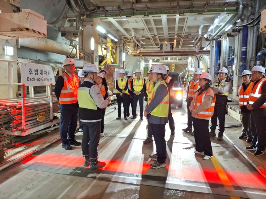 ▲ 최병갑 파주시 부시장이 수도권 제2순환 고속도로 현장을 점검하고 있다 ⓒ파주시 제공