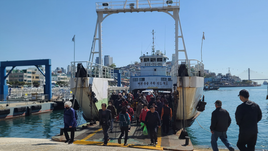 ▲ 여수~연도를 오가는 여객선에서 이용객들이 승·하차하고 있다.ⓒ여수시 제공
