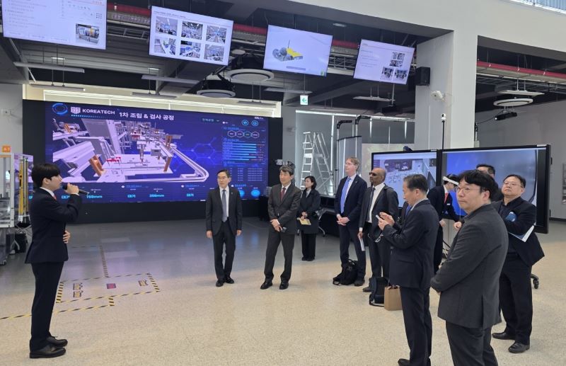 ▲ 미국 애리조나주립대 부총장 일행이 한국기술교육대 다담미래학습관 관제센터(Smart Learning Factory) 등 첨단 시설을 견학하고 있다.ⓒ한기대