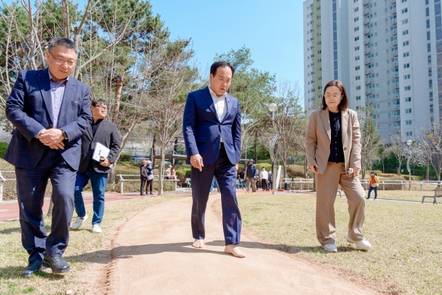 ▲ 새롭게 개방한 맨발길을 걷고 있는 이권재 시장ⓒ오산시 제공
