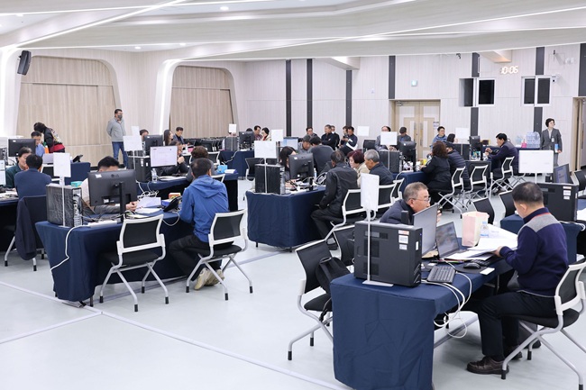 ▲ 8일 삼척시청 본관 4층 대회의실에서 운영한 '달리는 국민신문고'가 시민들의 호응 속에서 총 43건의 민원 상담을 처리하며 성공적으로 마무리됐다. ⓒ삼척시