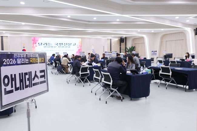 ▲ 8일 삼척시청 본관 4층 대회의실에서 운영한 '달리는 국민신문고'가 시민들의 호응 속에서 총 43건의 민원 상담을 처리하며 성공적으로 마무리됐다. ⓒ삼척시