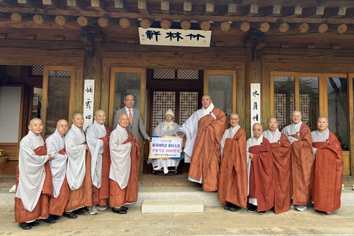 ▲ 교육불사에 동참하며 2000만 원을 기부한 교수스님들과 함께 기념사진을 촬영하고 있다.ⓒ동국대