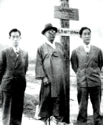 ▲ 김일성을 만나러 38선을 넘는 김구. 아들 김신(오른쪽), 비서 선우진과 함께 기념사진을 찍었다.