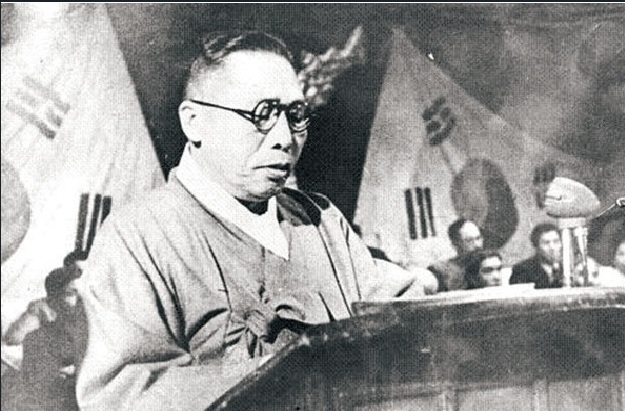 ▲ 평양 남북정당연석회의에서 축사를 읽는 김구(1948.4.22).