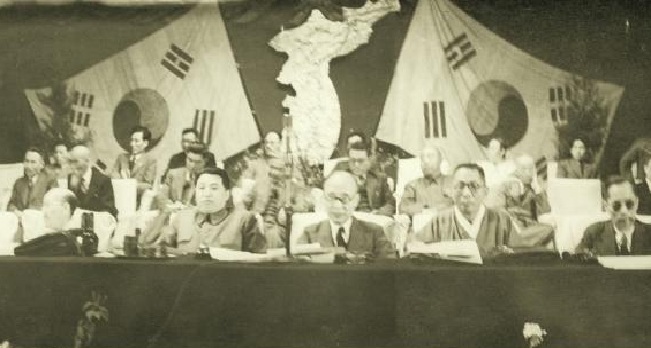 ▲ 평양 모란봉 극장에서 열린 남북정당연석회의, 주석단에 나란히 앉아있는 김일성 홍명희 김구가 보인다. 태극기에 놀라지 마시라. 이때 북한은 스탈린의 승인을 얻은 인공기를 만들어 놓았으나 남한흡수를 위한 심리전 차원에서 태극기를 계속 사용한다.