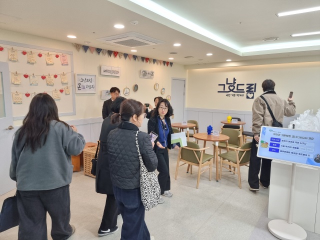 ▲ ‘그냥드림 온(溫) 라운지’ 공간 구성과 통합돌봄 운영 방식을 돌아보고 있는 타 지자체 관계자들ⓒ화성시 제공