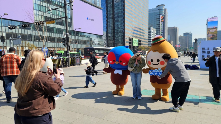 ▲ 가평군 공무원들이 군 캐릭터‘갓평이’와‘송송이’를 앞세워 서울 도심 한복판에서 홍보전을 전개했다 ⓒ가평군 제공