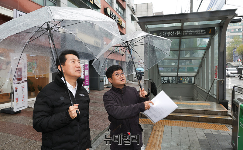 ▲ 오세훈 서울시장이 9일 오후 서울 동작구 신대방삼거리역 역세권 활성화사업구역을 찾아 현장을 둘러보고 있다. ⓒ서성진 기자