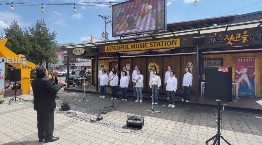 ▲ 지난 4일 잣고을시장에서의 무대를 시작으로 야외버스킹 공연을 오는 11월까지 운영한다 ⓒ가평군 제공