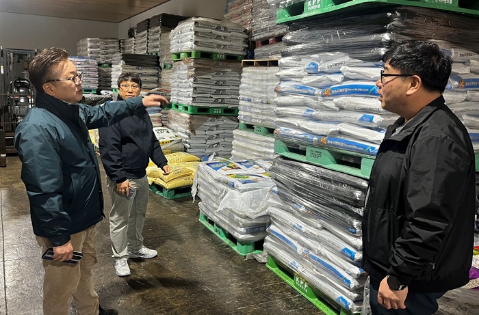 ▲ 충남세종농협이 9일 논산시 광석농협 경제사업장을 찾아 비료·농약·사료 등을 점검하고 있다.ⓒ충남세종농협