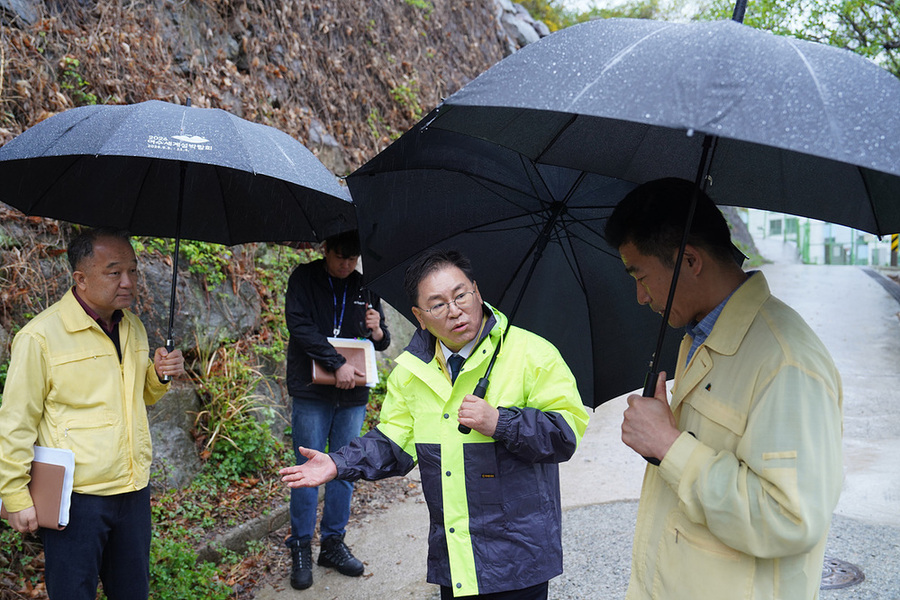 ▲ 정현구 여수시장 권한대행이 9일 선경아파트 인근 급경사지 현장을 직접 찾아 안전관리 실태를 점검하고 있다.ⓒ여수시 제공