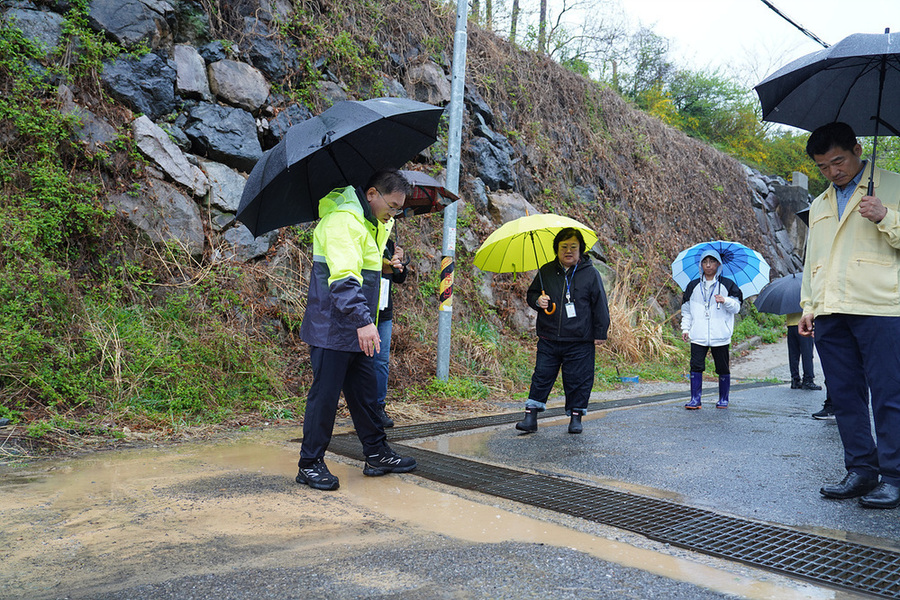 ▲ 정현구 여수시장 권한대행이 9일 선경아파트 인근 급경사지 현장을 직접 찾아 안전관리 실태를 점검하고 있다.ⓒ여수시 제공