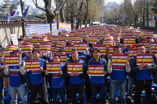 ▲ 지난 2일 청와대 사랑채 앞 HMM 육상노조가 총력투쟁 결의대회를 열었다.ⓒHMM육상노조
