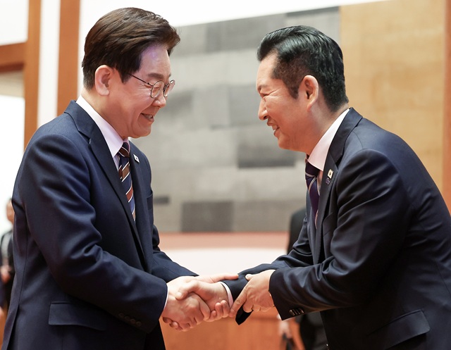 ▲ 이재명 대통령이 지난 7일 청와대에서 열린 여야정 민생경제협의체 회담 및 오찬에서 정청래 더불어민주당 대표와 악수하는 모습. ⓒ뉴시스