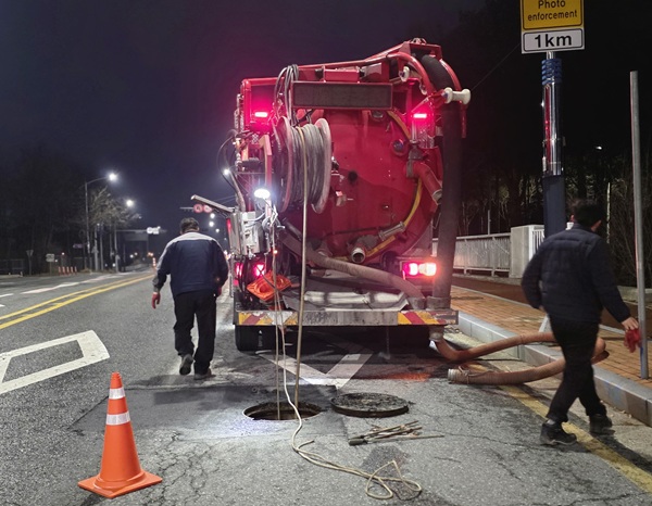▲ 계룡시가 여름철 집중호우 대비 오수관로 고압세척 작업을 진행하고 있다.ⓒ계룡시