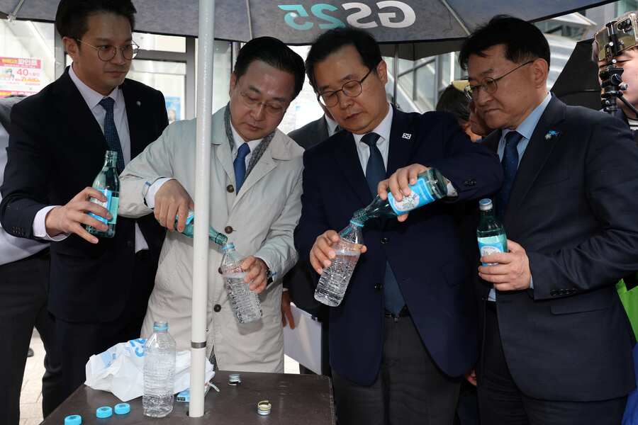 ▲ 박성준 국회 윤석열 정권 정치검찰 조작 기소 의혹 진상 규명을 위한 국정조사 특별위원회 더불어민주당 간사를 비롯한 의원들이 9일 경기 수원시 영통구 수원지방검찰청 앞 편의점에서 쌍방울 대북 송금 사건 수사와 관련 생수병에 술을 따르고 있다. ⓒ뉴시스