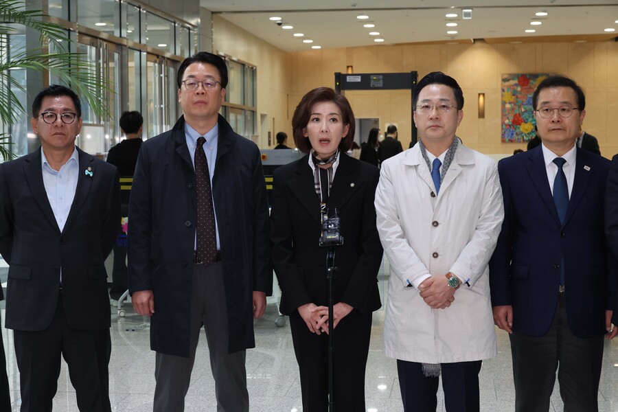 ▲ 국회 '윤석열 정권 정치검찰 조작 기소 의혹 사건 진상 규명 국정조사특별위원회'가 '연어 술 파티', '진술 회유 의혹' 검증을 위해 9일 경기 수원지검을 현장 방문한 가운데 나경원 국민의힘을 비롯한 여야 의원들이 브리핑을 하고 있다. ⓒ뉴시스