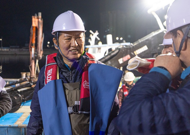 ▲ 정청래 더불어민주당 대표가 지난달 28일 경북 영덕군 해역에서 조업 현장 체험을 하는 모습. ⓒ뉴시스