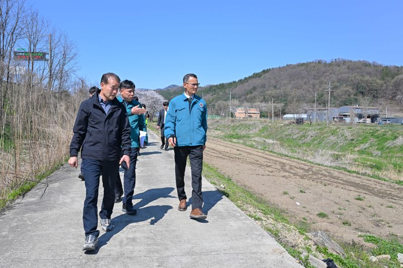 ▲ 지난 8일 송무경 공주시장 권한대행이 하천 등 안전  점검을 하고 있다.ⓒ공주시