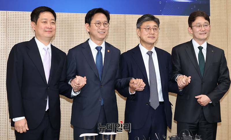 ▲ 왼쪽부터 홍범식 LG유플러스 대표, 배경훈 부총리, 정재헌 SK텔레콤 대표, 박윤영 KT 대표.ⓒ정상윤 기자