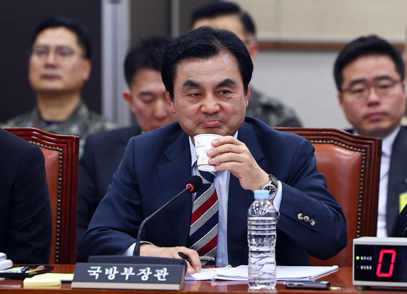 ▲ 안규백 국방부 장관이 9일 국회에서 열린 '윤석열 정권 정치검찰 조작 기소 의혹 사건 진상 규명' 국정조사특별위원회 전체회의에서 물을 마시고 있다. ⓒ뉴시스