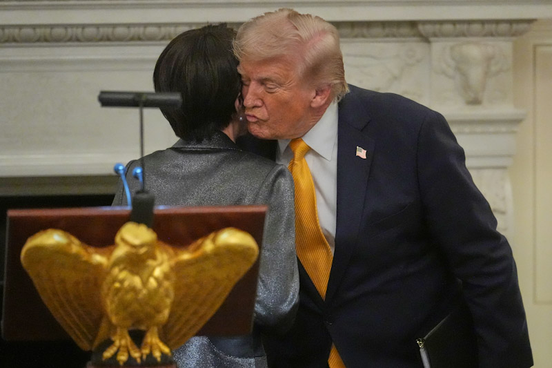 ▲ 다카이치 사나에(왼쪽) 일본 총리가 지난달 19일(현지시각) 백악관 국빈 만찬장에서 열린 만찬에 참석해 도널드 트럼프 대통령과 볼을 맞대며 인사를 나누는 모습. ⓒAP·뉴시스