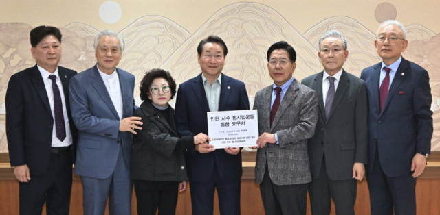 ▲ 인천 사수 범시민운동본부는 지난 8일 유정복(가운데) 인천시장에게 범시민운동 동참 요구서를 전달하고 적극적인 입장 표명을 촉구했다. ⓒ인천 사수 범시민운동본부 제공