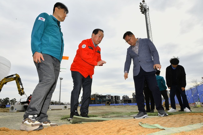 ▲ 엑스포 잔디광장 인조잔디 교체 공사 현장. ⓒ속초시