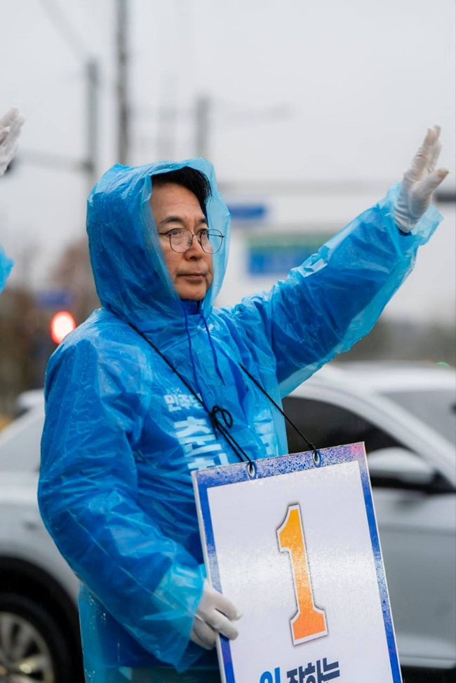 ▲ 육동한 더불어 민주당 춘천시장 예비후보가 9일 저녁 춘천 퇴계동 롯데슈퍼 사거리에서 시민들에게 인사하고 있다. ⓒ육동한 춘천시장 예비후보 선거단