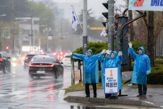 ▲ 육동한 더불어 민주당 춘천시장 예비후보가 9일 저녁 춘천 퇴계동 롯데슈퍼 사거리에서 시민들에게 인사하고 있다. ⓒ육동한 춘천시장 예비후보 선거단