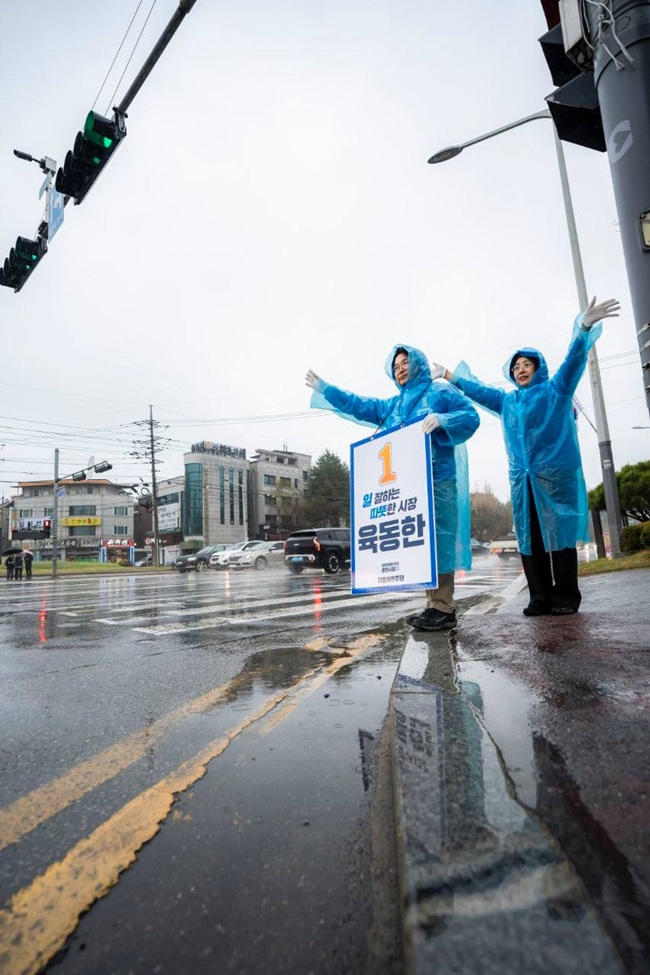 ▲ 육동한 더불어 민주당 춘천시장 예비후보가 9일 저녁 춘천 퇴계동 롯데슈퍼 사거리에서 시민들에게 인사하고 있다. ⓒ육동한 춘천시장 예비후보 선거단