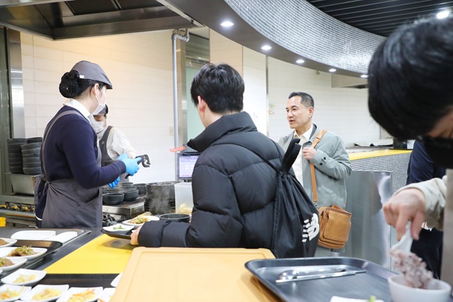 ▲ 김진태 도지사가 9일 오전 8시 한림대학교 학생식당을 찾아 '천원의 아침밥' 사업 운영 현장을 점검했다. ⓒ강원특별자치도