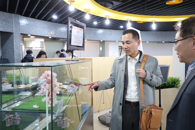 ▲ 김진태 도지사가 9일 오전 8시 한림대학교 학생식당을 찾아 '천원의 아침밥' 사업 운영 현장을 점검했다. ⓒ강원특별자치도