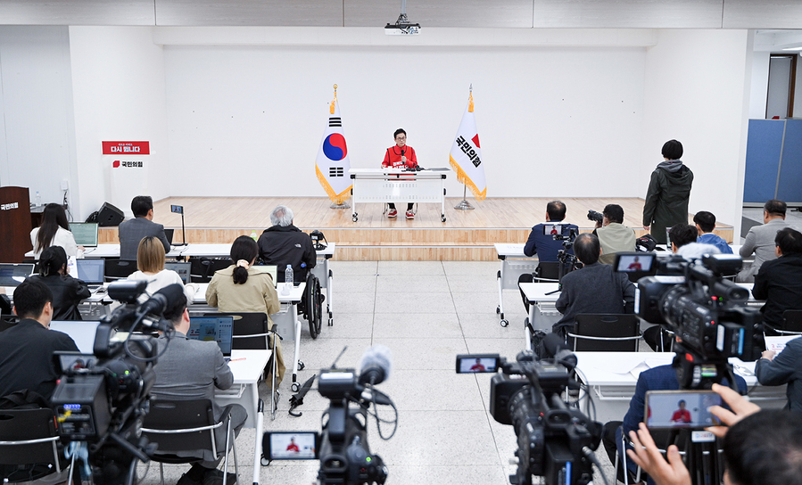 ▲ 이철우 예비후보는 8일 국민의힘 경북도당에서 기자회견을 갖고 “부모의 경제력에 따라 출발선이 달라지는 구조를 바꾸기 위해 경북에서 새로운 제도를 시작하겠다”고 말했다.ⓒ이철우 예비후보실