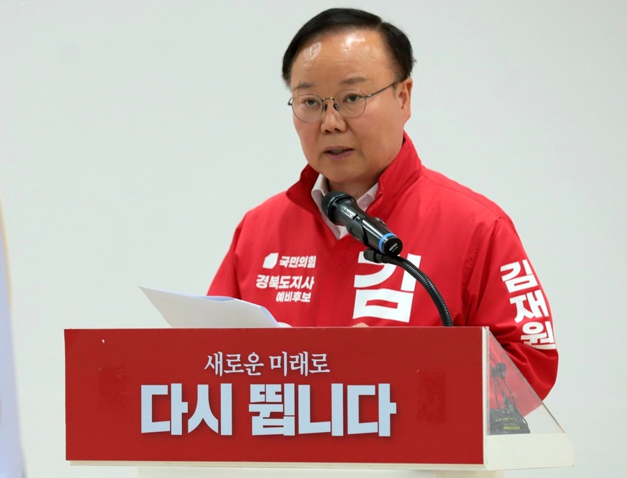 ▲ 김재원 국민의힘 경북도지사 예비후보가 이철우 후보의 ‘경선 자격 박탈’ 요구에 대해 “적반하장”이라며 이 후보의 자진 사퇴를 촉구하고 나섰다.ⓒ김재원 예비후보실