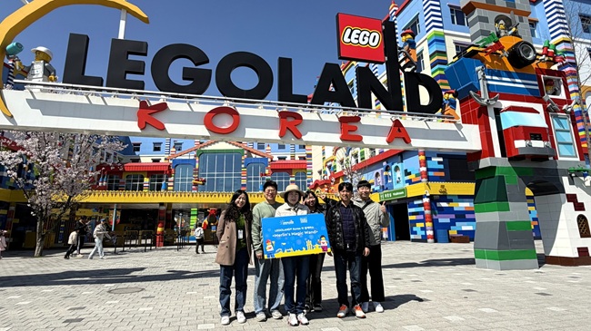 ▲ 레고랜드가 지난 8일 강원특별자치도 장애인 종합복지관 및 춘천시 장애인 종합복지관을 통해 초청된 200여 명의 장애인 방문객들을 레고랜드에 무료 입장 초청했다. ⓒ레고랜드