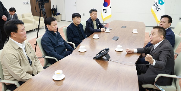 ▲ 김영환 충북지사가 9일 김재박 전 감독, 장종훈 전 코치 등과 오송 돔구장 과 프로야구 2군 창단에 대해 이야기를 나누고 있다.ⓒ충북도 제공