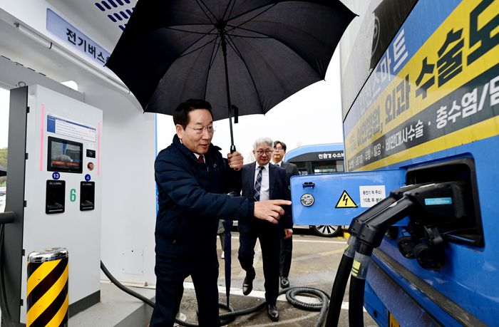 ▲ 유정복 인천시장이 9일 인천시 남동구 서창버스공영차고지를 방문해 충전시설을 점검하고 있다. ⓒ 인천시 제공