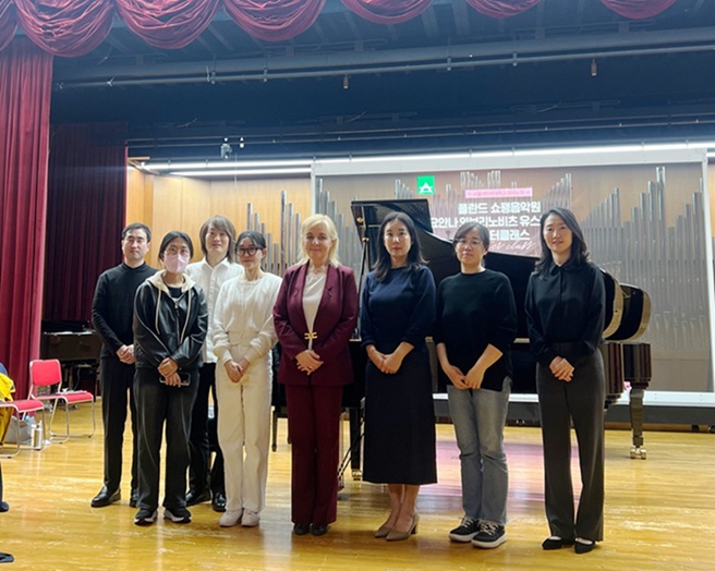 ▲ 요안나 와브리노비치-유스트 교수와 마스터클래스 참가자들이 기념사진을 찍고 있다.ⓒ서울사이버대