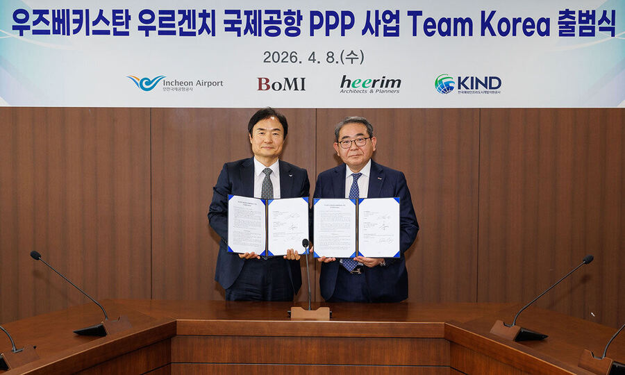 ▲ 지난 8일 인천공항공사에서 열린 ‘우르겐치국제공항 PPP사업 팀 코리아 출범식’에서 인천국제공항공사 이상용 (왼쪽)신사업본부장과 보미건설 신동균 해외사업본부 사장이 주주협약 체결 후 기념 촬영을 하고 있다.ⓒ인천공항공사 제공