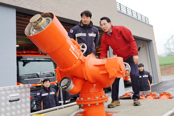 ▲ 이완섭 서산시장이 지난 9일 서산화학재난합동방재센터를 방문해 대용량포방사시스템 운영 현황을 점검하고 있다.ⓒ서산시