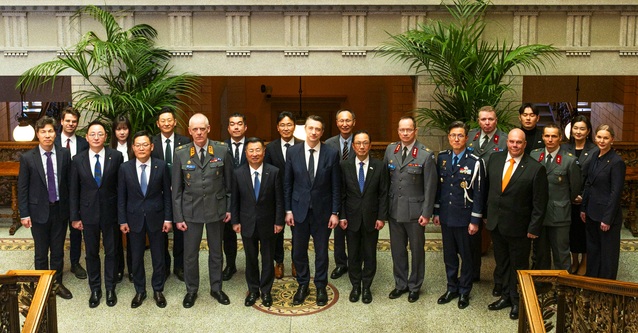 ▲ 9일(현지시각) 핀란드 헬싱키에서 열린 계약식에서 손재일 한화에어로스페이스 대표이사(앞줄 왼쪽에서 세번째), 강경성 코트라 사장(앞줄 왼쪽에서 다섯번째) 올리 루투 핀란드 국방부 자원정책국장(앞줄 왼쪽에서 여섯번째), 김정하 주핀란드 한국대사(앞줄 왼쪽에서 일곱번째) 등 양국 관계자들이 단체사진을 촬영하고 있다. ⓒ한화에어로스페이스