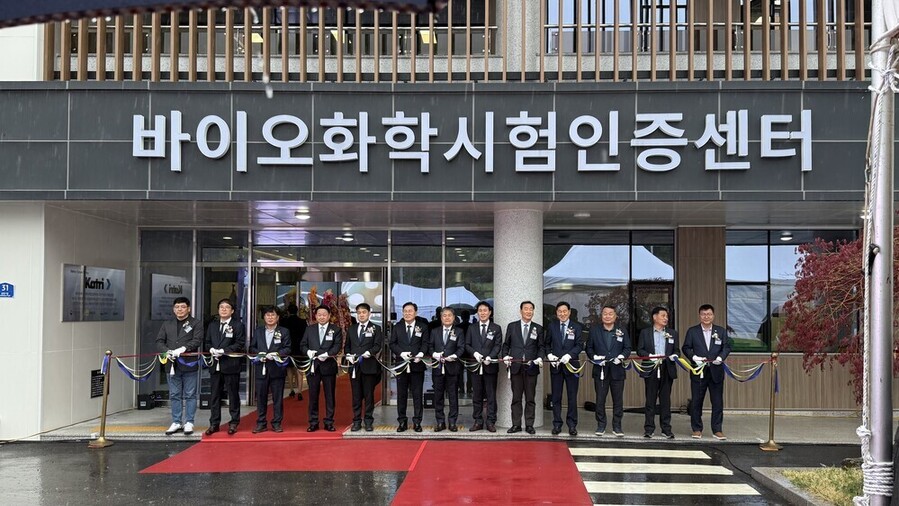 ▲ 생분해성 플라스틱 산업의 핵심 인프라로 자리잡을 ‘여수 바이오화학 시험인증센터’가 9일 여수 국가산업단지 미래혁신지구에 개소ⓒ전라남도 제공