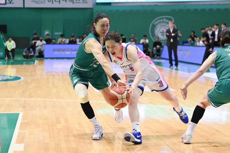 ▲ 하나은행이 삼성생명을 꺾고 PO에서 먼저 1승을 챙겼다.ⓒWKBL 제공