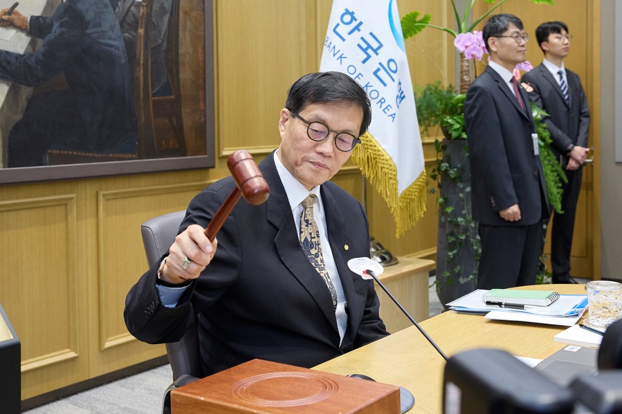 ▲ 이창용 한국은행 총재가 10일 서울 중구 한국은행 본관에서 열린 금융통화위원회 본회의에서 의사봉을 두드리고 있다. ⓒ한국은행