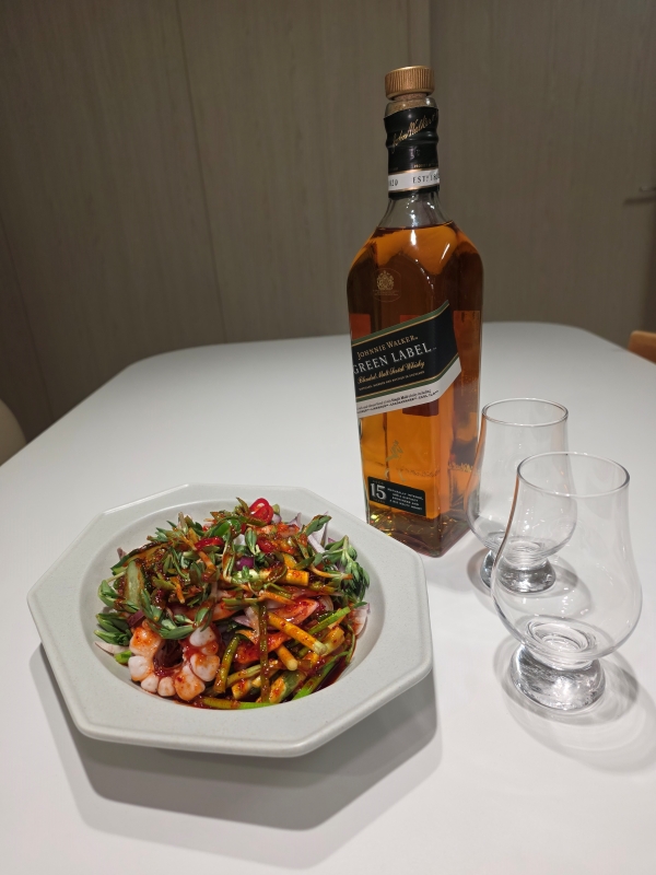 ▲ 기자는 9일 오후 집에서 조니워커 그린라벨 15년산을 미나리오징어무침과 시음했다. 미나리의 상큼함이 피트향을 또렷하게 끌어올리며 전체적으로 깔끔한 인상을 남겼다. ⓒ최신혜 기자