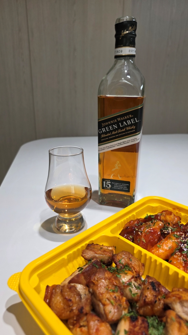 ▲ 기자는 9일 오후 집에서 조니워커 그린라벨 15년산을 훈제치킨과 시음했다. 훈제치킨과는 스모키한 풍미가 겹치며 가장 안정적인 조합을 보였다. ⓒ최신혜 기자