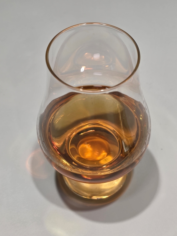 ▲ 피트향이 특징인 싱글몰트 위스키 ‘탈리스커’와 ‘쿨 일라’를 키 몰트로 사용한 ‘조니워커 그린’ⓒ최신혜 기자